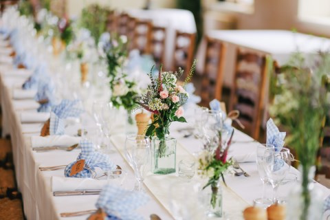 Hochzeitshaus Schwarzwald | Hussenverleih & Dekoservice, Brautstrauß · Deko · Hussen Triberg, Kontaktbild