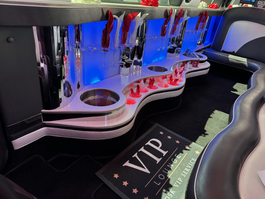 Wei&szlig;er Hummer H3 & Lincoln Town Car, Hochzeitsauto &middot; Kutsche H&uuml;fingen, Logo