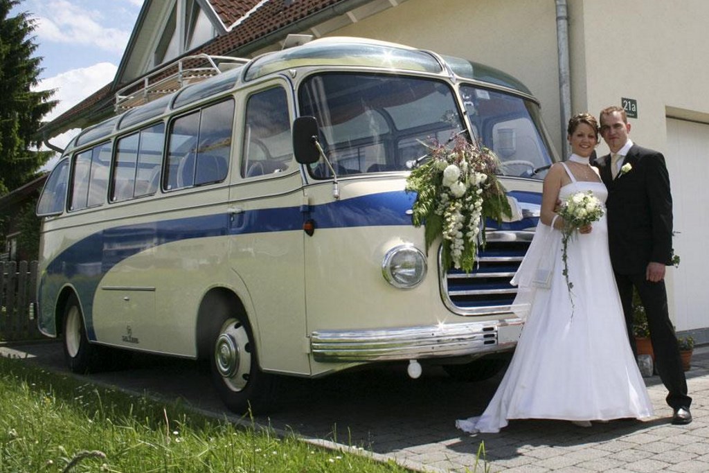 Oldtimerbus mit Brautpaar