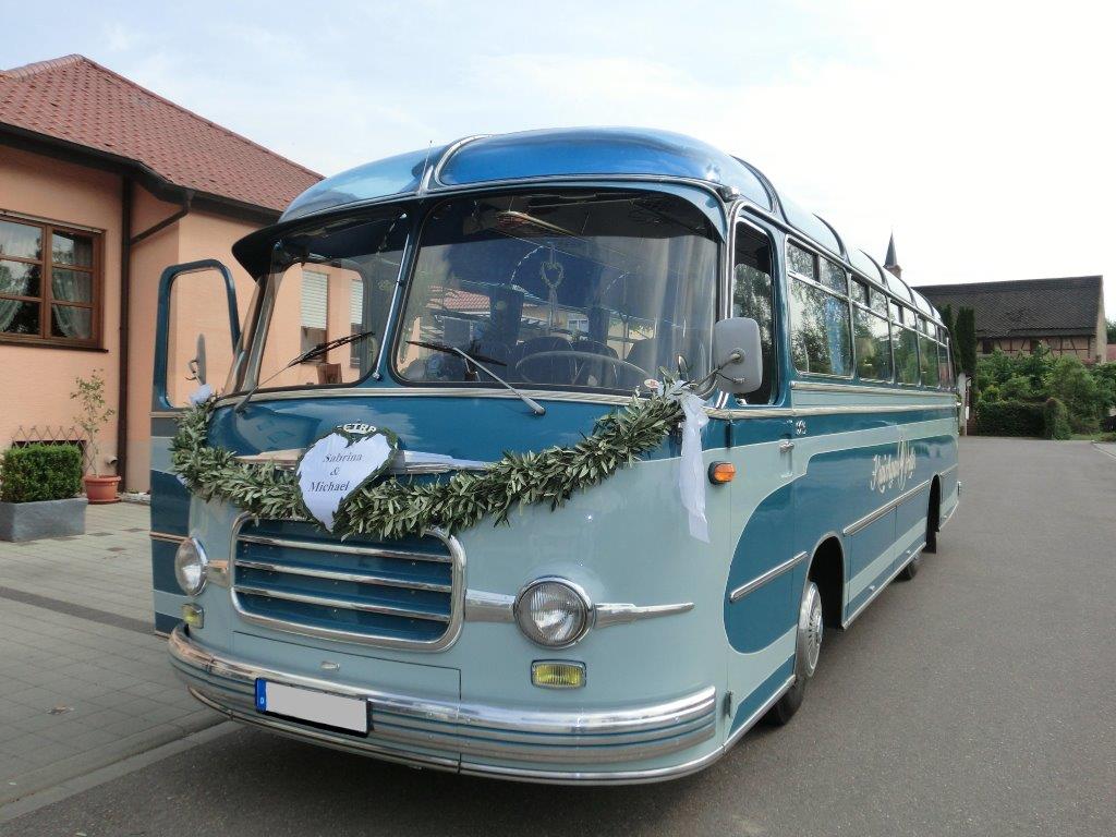 Blauer Oldtimerbus