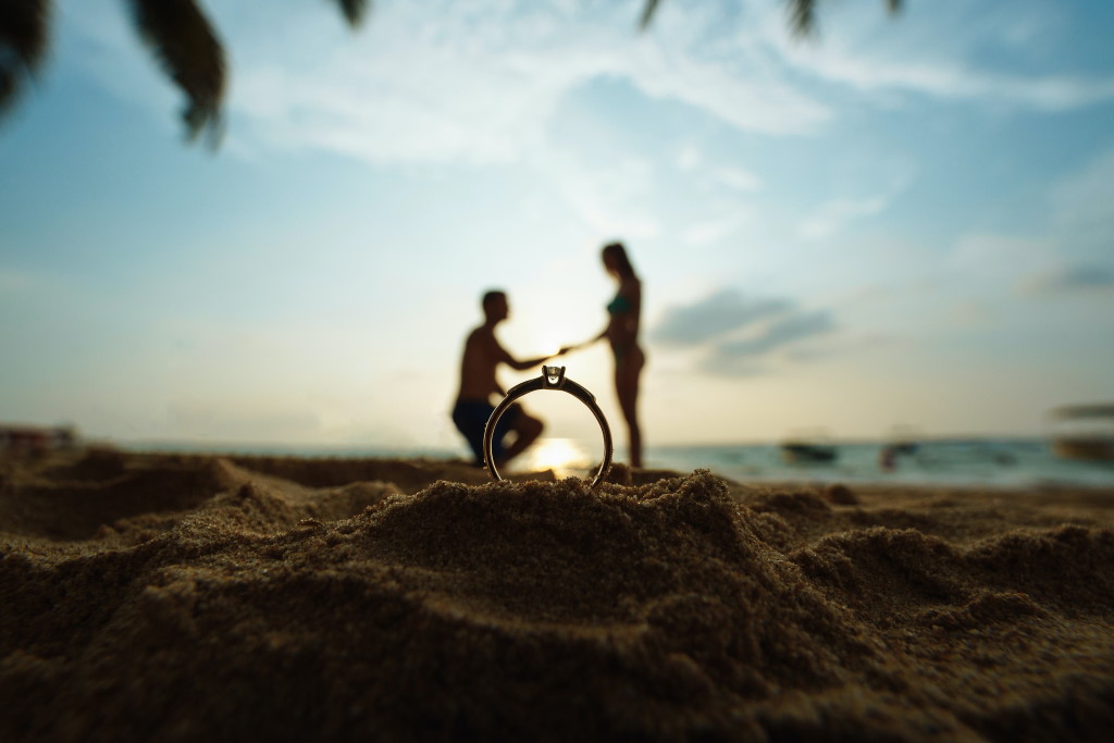 Heiratsantrag am Strand | Foto: Sergey Mikhee via unsplash.com Heiratsantrag am Strand