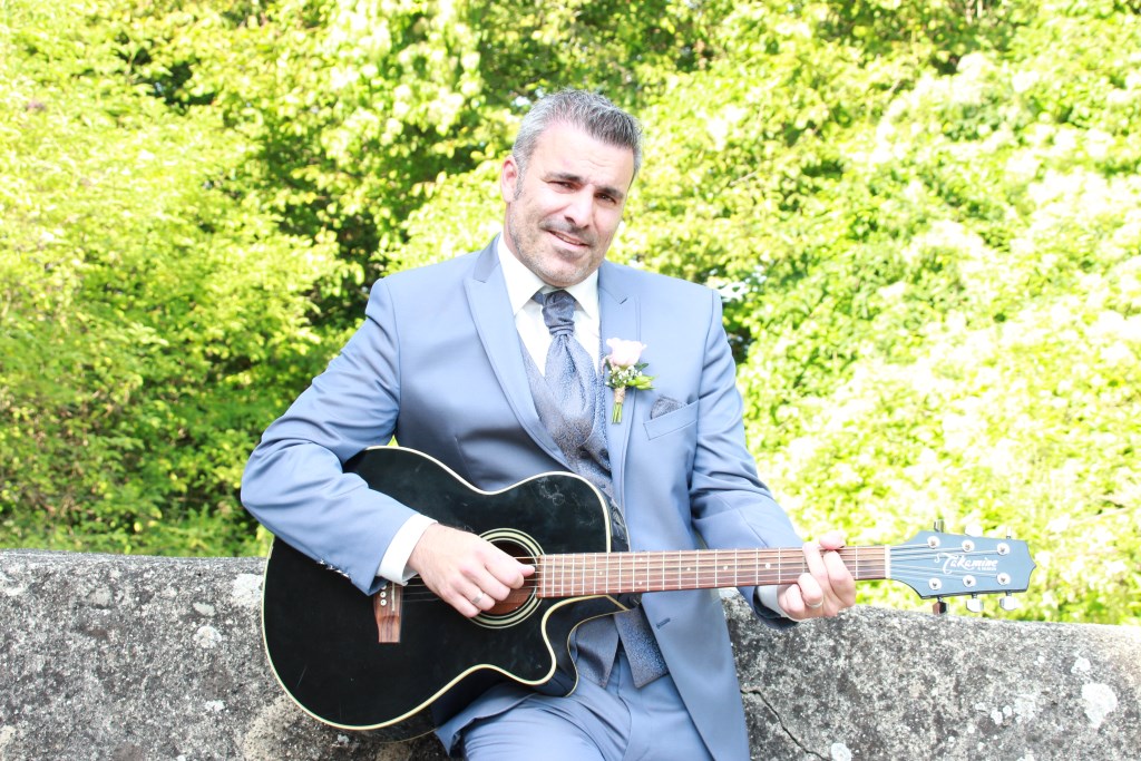 Hochzeitssänger Andreas Lutsch mit Gitarre