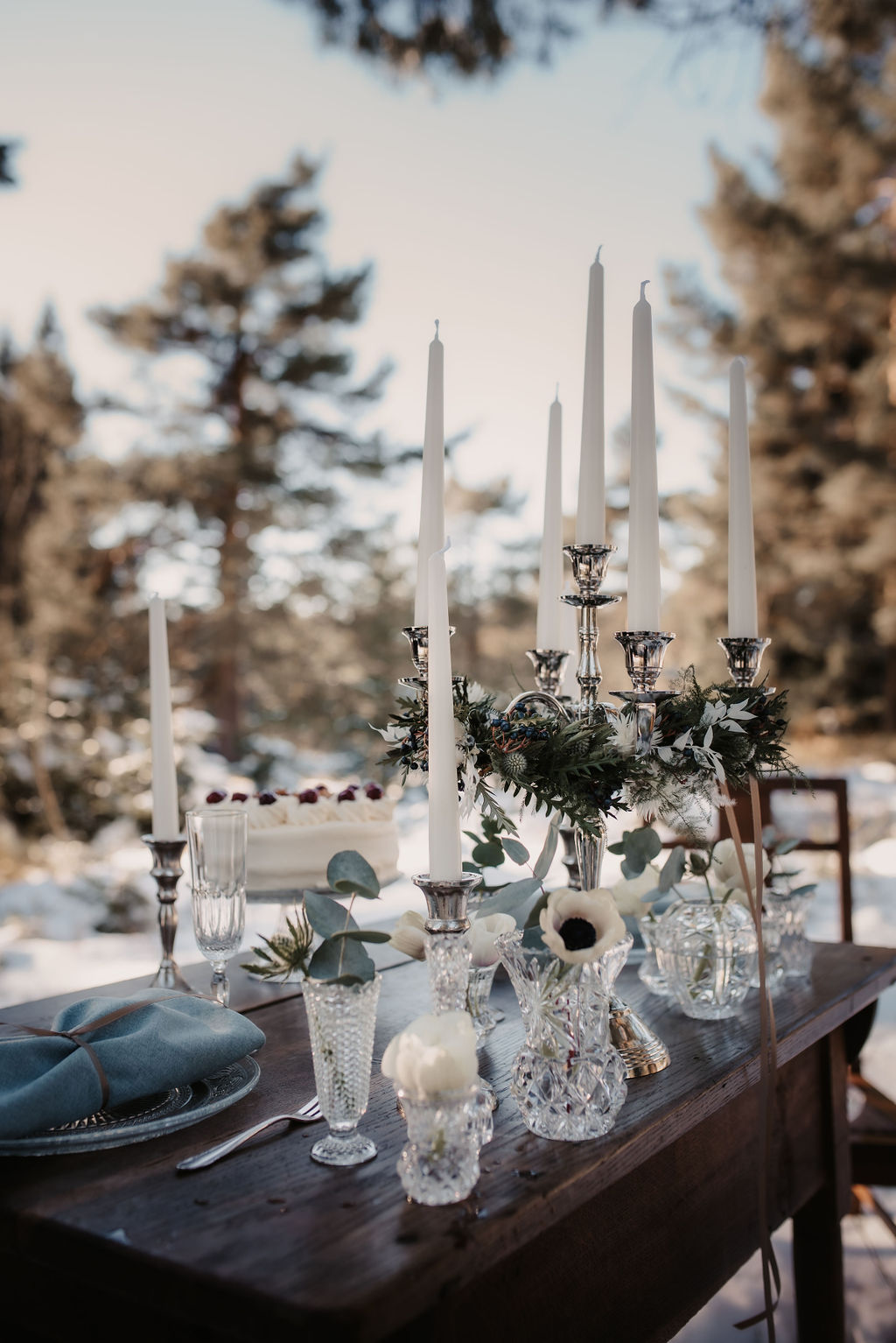 gedeckter Tisch im Schnee