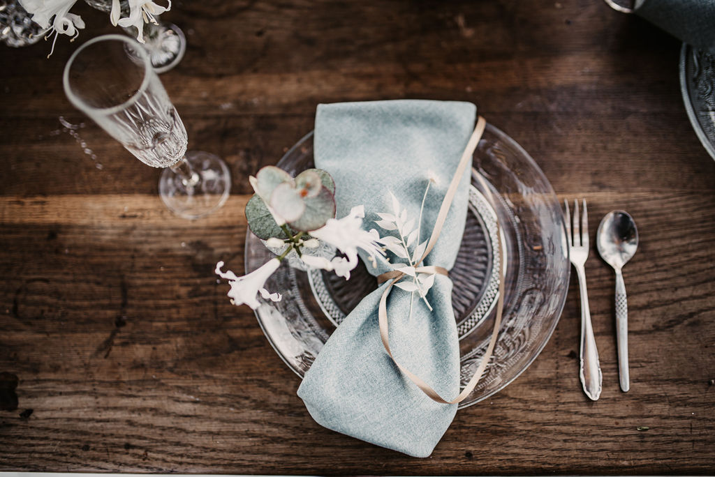 Glasteller mit Serviette