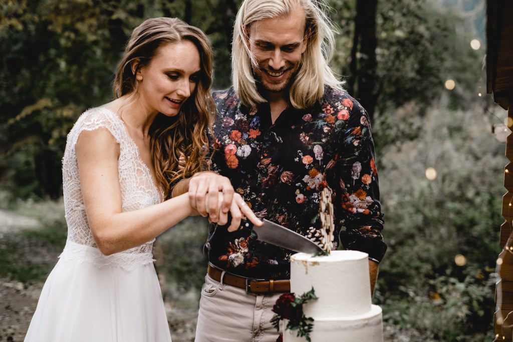 Brautpaar schneidet Hochzeitstorte an