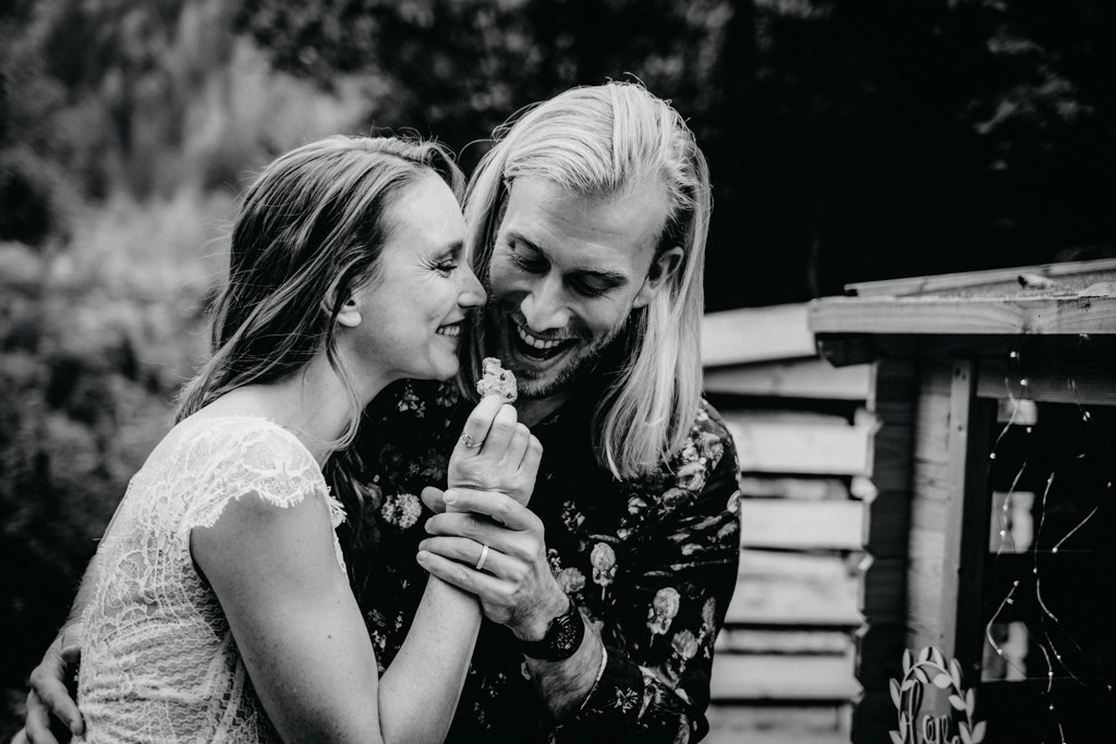 Brautpaar füttert sich mit Hochzeitstorte