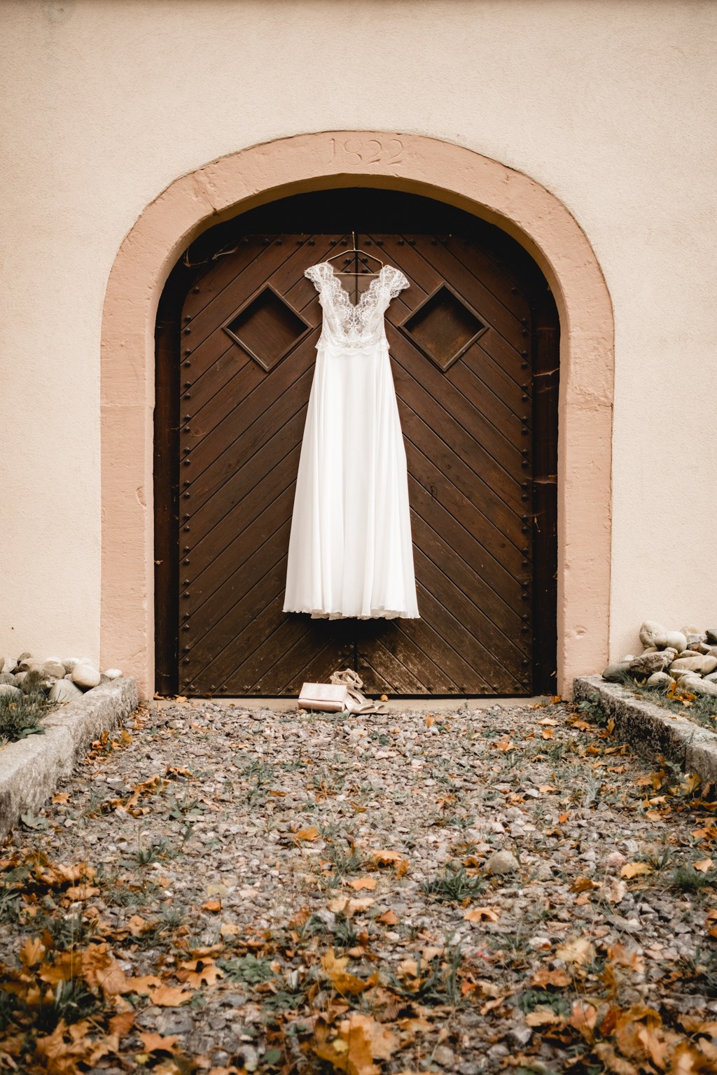 Brautkleid hängt am Tor