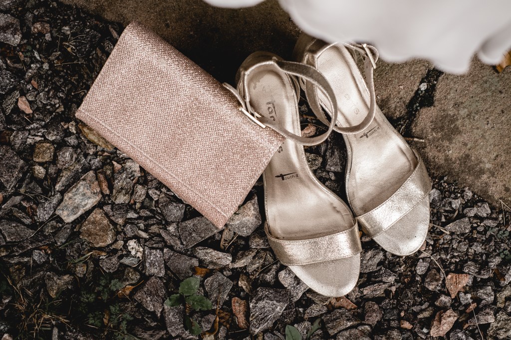 Brautschuhe und Clutch