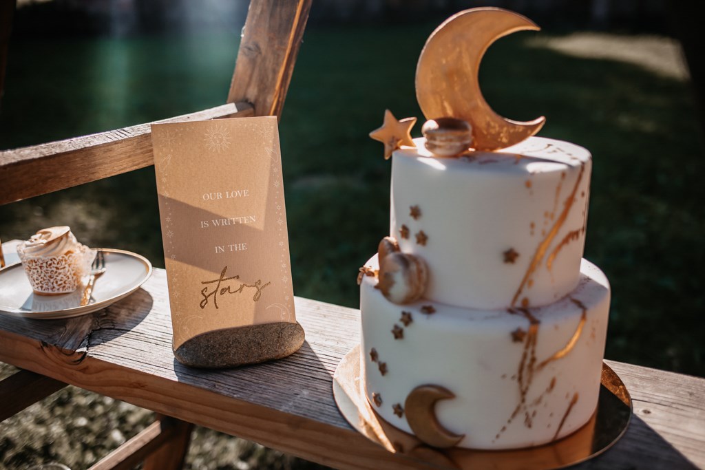 Hochzeitstorte mit Mond und Sternen