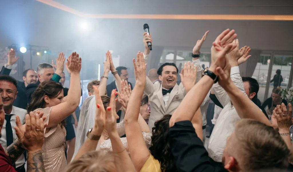 Hochzeitsmoderator in Aktion