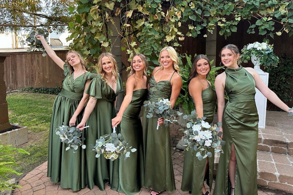 Brautjungfern in gr&uuml;nen Kleidern