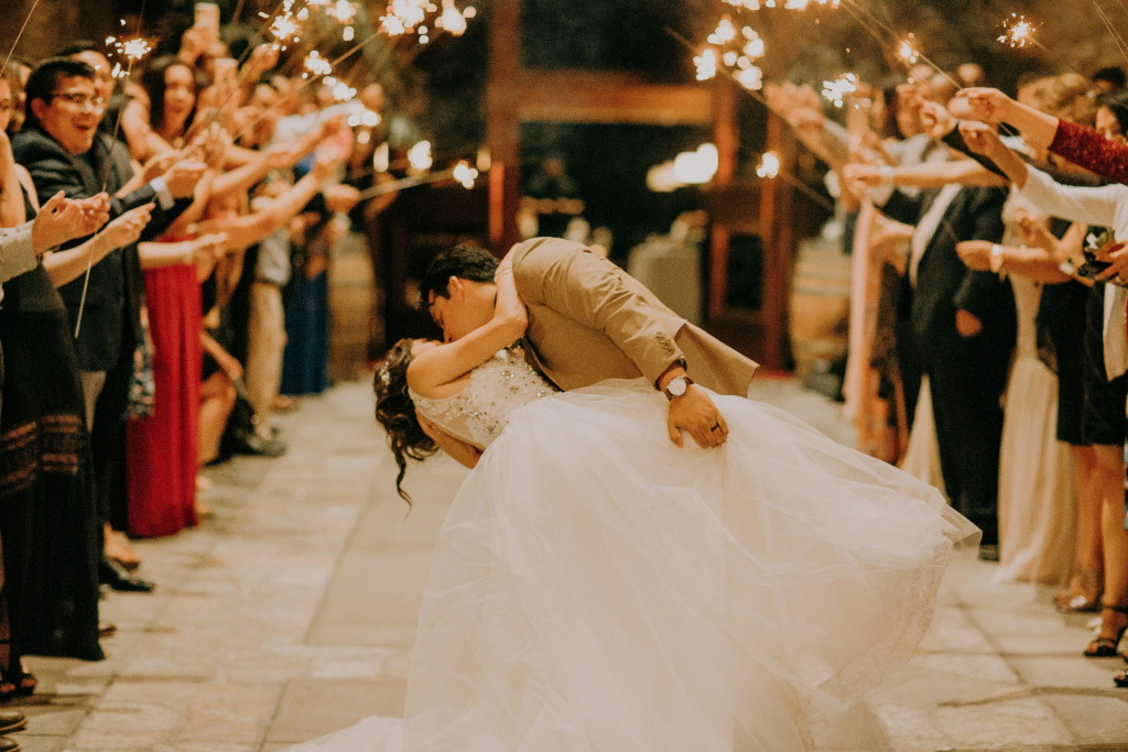 Br&auml;utigam k&uuml;sst Braut beim Hochzeitstanz